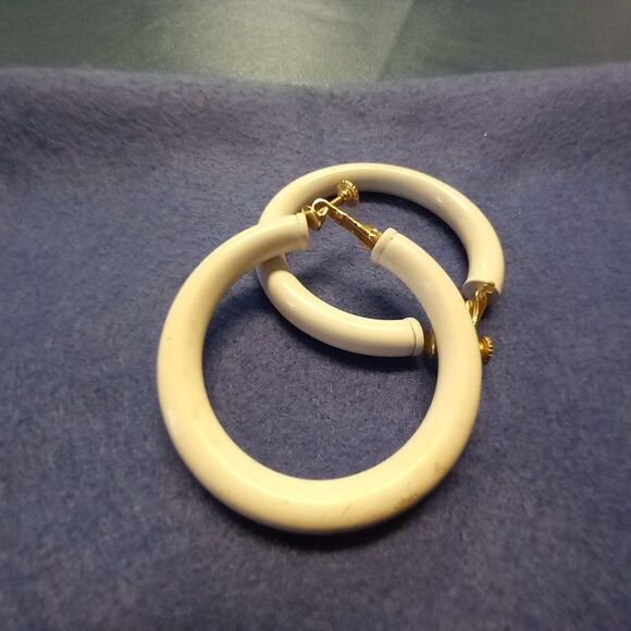 Vintage Napier White Clip Circle Earrings - Picture 5 of 7